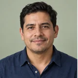 Retrato ilustrativo generado con IA; no corresponde a un comprador